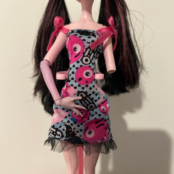 Monster High Doll Draculaura (G1) in Emoji Mattel (G2) clothing - Picture 5 of 6
